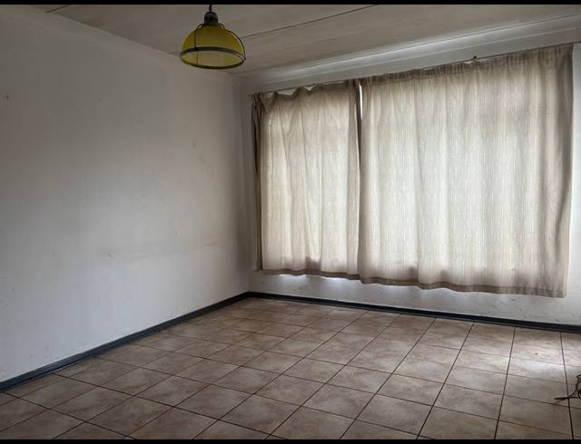 2 BEDROOM FLAT FOR SALE IN VEREENIGING CENTRAL